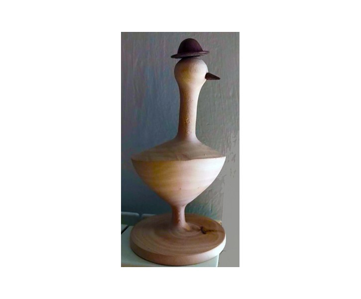 La imagen contiene patito de madera con pico y sombrero de amaranto