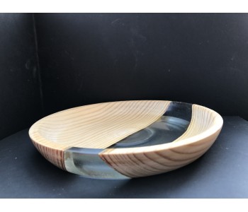 Vista de perfil de un plato de pino y una franja de resina epoxi transparente en el centro.