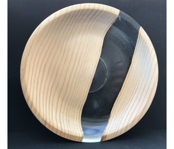 Vista con el plato levantado, madera de pino y franja central de resina epoxi transparente.